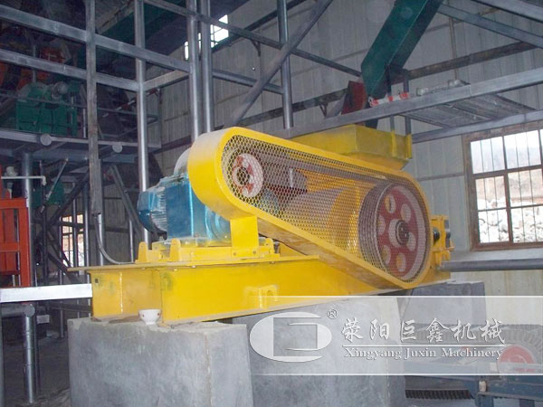 對(duì)輥破碎機(jī)客戶(hù)現(xiàn)場(chǎng)